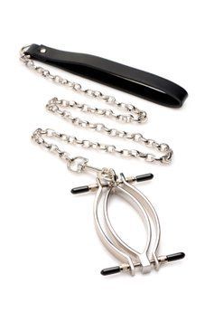 Зажим для половых губ Master Series: Pussy Tugger Adjustable Vagina Clamp with Chain SO8797 фото Купить   Master Series (США) 3 787 грн
