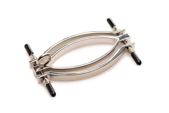 Затискач для статевих губ Master Series: Pussy Tugger Adjustable Vagina Clamp with Chain SO8797 фото Купити Затискач для статевих губ Master Series: Pussy Tugger Adjustable Vagina Clamp with Chain  Master Series (США) 3 787 грн