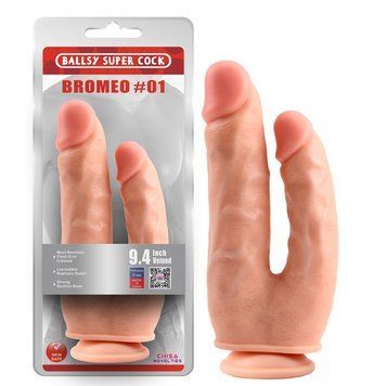 Фаллоимитатор&nbsp;двойной Chisa&nbsp;Ballsy Super Cock Bromeo&nbsp;#&nbsp;01 на присоске, телесный Chisa &mdash; фото
