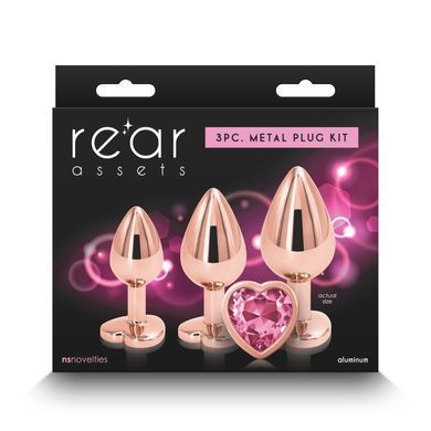 Упаковка NS Novelties Rear Assets 3PC Metal Plug Kit Rose Gold Heart